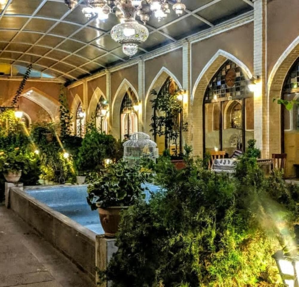 place رستوران صدرانشین